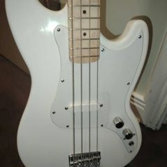 Squier Sonic Bronco Arctic White Short Scale Bass Guitar
