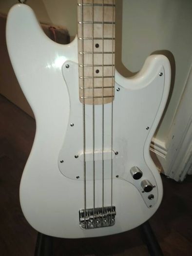 Squier Sonic Bronco Arctic White Bass Guitar