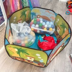 Ballpit with balls
