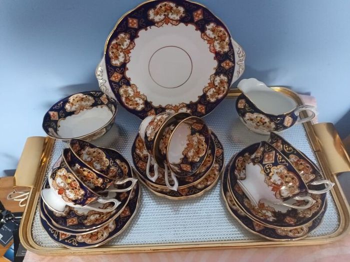 21 Piece Royal Albert China  'HEIRLOOM ' Tea Set
