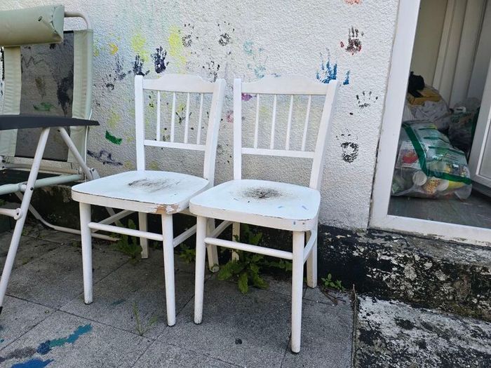 2 white chairs