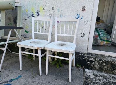 2 white chairs