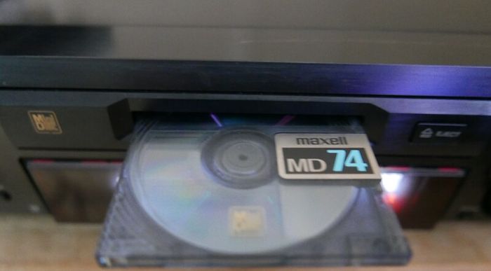 Sony MDS-JE530 Minidisc Player & Recorder, and 5 Discs - Works Well.