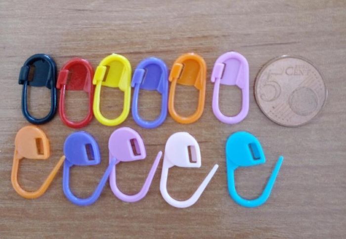 10 mini plastic safety pins
