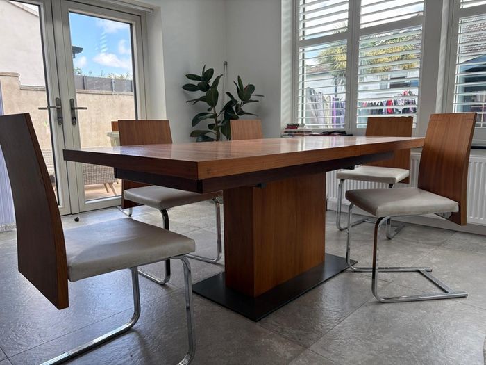 Extendable Walnut Dining Table & 6 Chairs 191 to 275cm