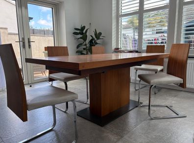 Extendable Walnut Dining Table & 6 Chairs 191 to 275cm