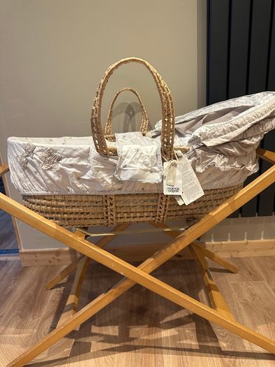 Moses basket with stand