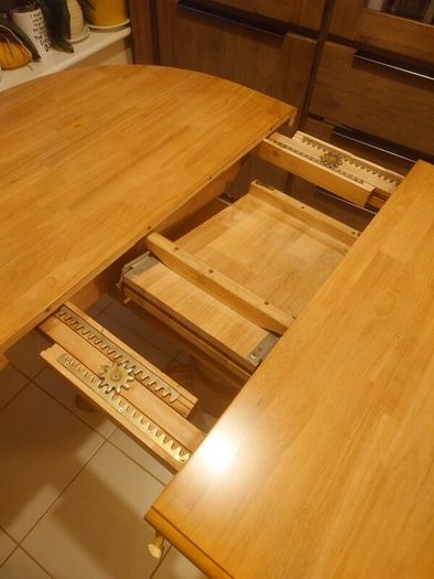 Adjustable wooden table (feet loose)