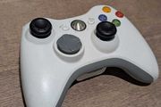 XBox 360 White Controller with Black cover caps