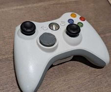 XBox 360 White Controller with Black cover caps