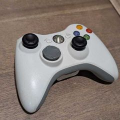 XBox 360 White Controller with Black cover caps