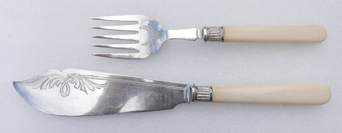 Vintage Art Deco Hallmarked Silver Plated Fish Servers: Sheffield
