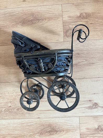 Antique type pram