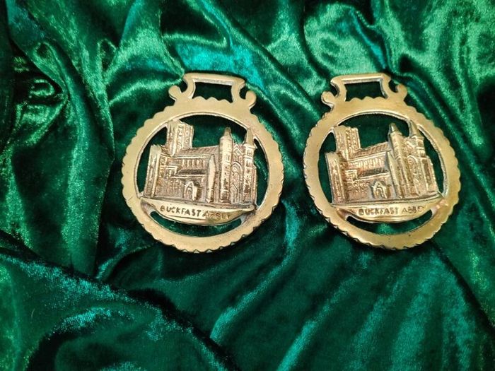 Horse medallions