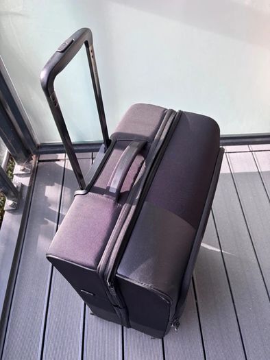 Large suitcase Samsonite Biz2Go Large Spinner Black. Like New.