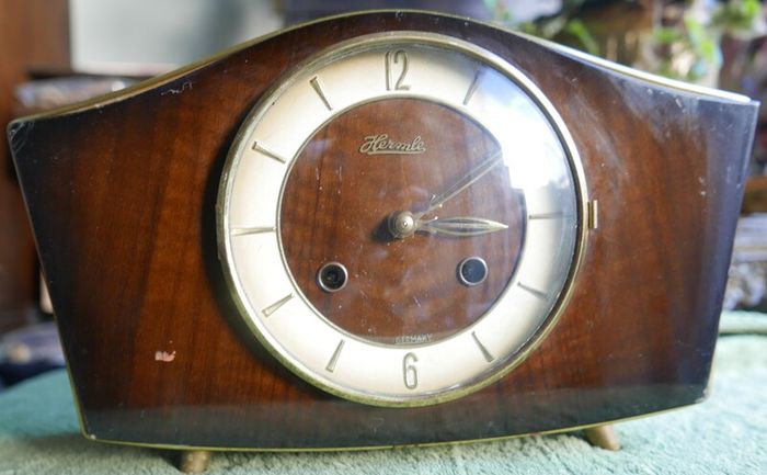 Rare Original Hermle 60s German Mid Century Teak Desk Mantel Chimny Clock By Hermle (the Clock Works Well And Keeps Time)