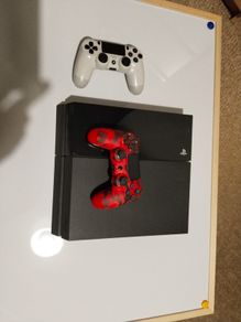Ps4  2 controler  w/ HDMI cable