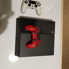 Ps4  2 controler  w/ HDMI cable