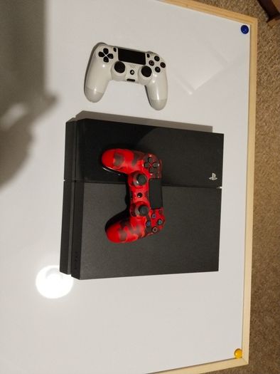 Ps4  2 controler  w/ HDMI cable