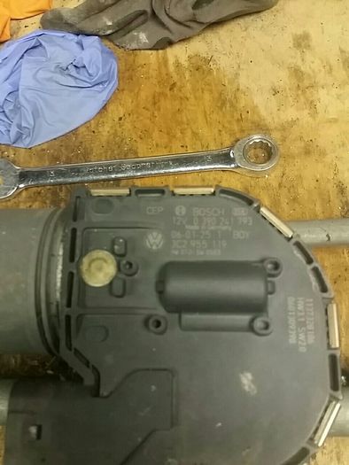 Volkswagen Passat wiper motor linkage