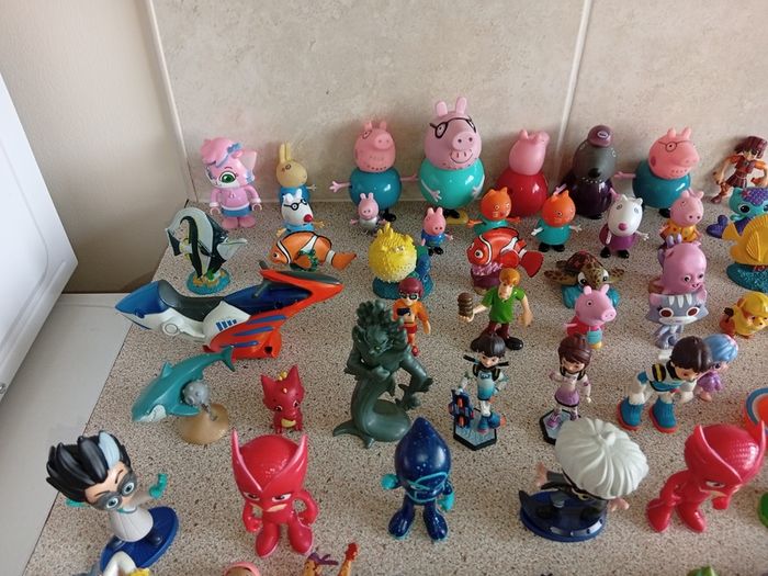Collection Of Tv and Disney Figures Doorables, Jake , Sleeping Beauty, Nemo,Tomorrowland peppa, pj masks etc