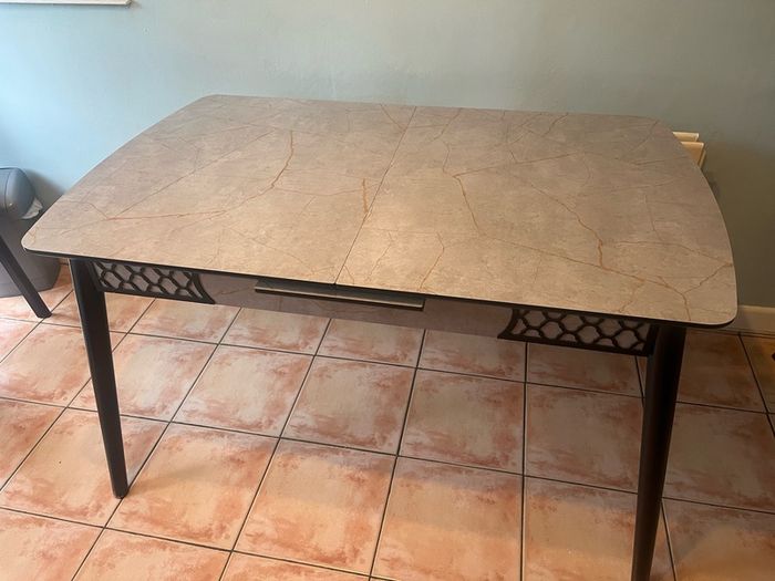 Extendable Table & 6 Chairs