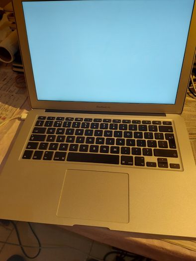 Apple MacBook Air 13 inch, Model A1369,  i5,  1,7GHz, no Ram, needs Ram, excellent cosmetic condition