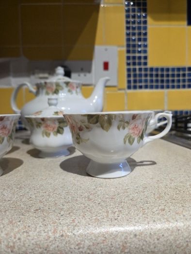 Tea pot with 6 cups and sugar bowl