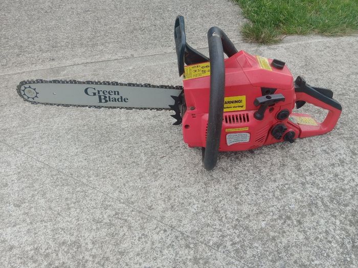 Petrol chainsaw