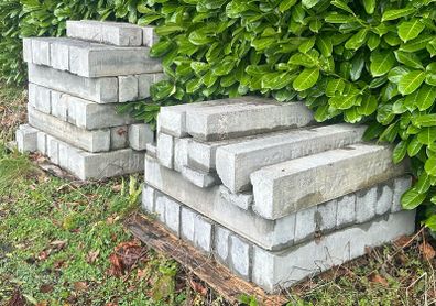 Precast concrete kerbs