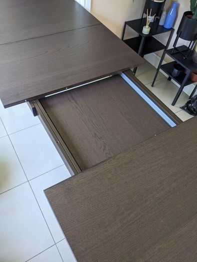 Extendable kitchen table