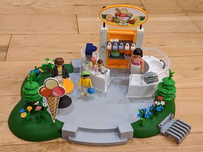 Playmobil Super Set Ice Cream Parlor Shop Play Set #4134 Nearly Complete