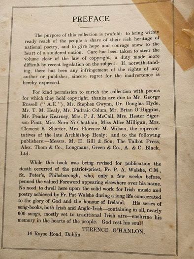The Minstrel Of Eirinn. Rare Selection Of National Poetry Arranged With Notes By Terence O'hanlon. Forward By Father Pat Walsh. 1930 Large Volume Paperback In Poor Condition.  See Photos For Same.