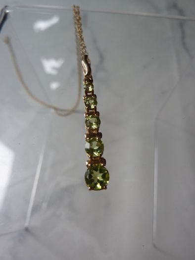 9ct Gold Graduated Peridot Pendant Necklace. 16 inch Chain Hallmarked 375