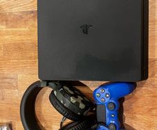 PS4 Slim, Controller and Headset