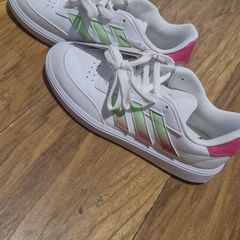Genuine adidas Womens Courtblock runners size 6 new