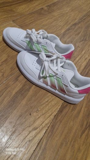 Genuine adidas Womens Courtblock runners size 6 new