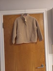 Leigh Tucker Fleece.   Age : 9-10.   B.N.W.T.