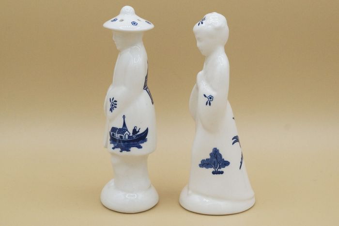 Blue Willow Man and Woman Salt and Pepper Shaker