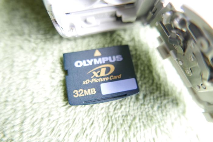 OLYMPUS C505 Digital Camera 6,0MP , Card ,runs on AA batteries Tested