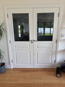 Internal shaker doors