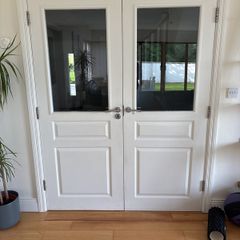 Internal shaker doors