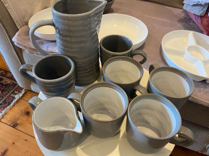 Grey 6 cups and 2 jugs/vase