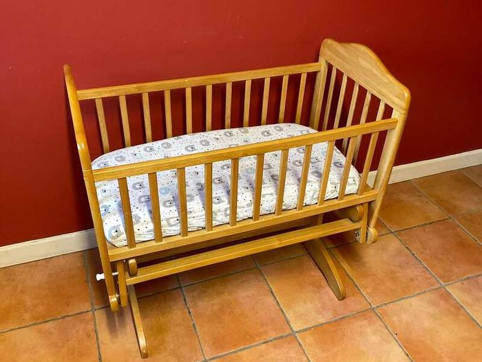 Babylo Timber Glider Crib With Mattress | Excellent Condition