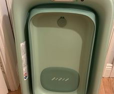 Foldable baby and toddler bath tube