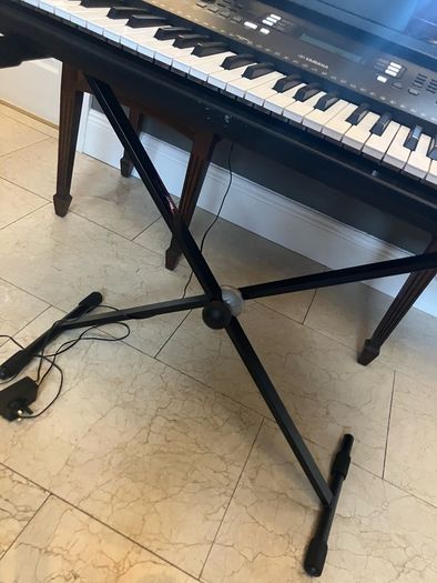 Yamaha PSR E373 61 Key Portable Keyboard  Complete Bundle with Stands & Music Rest