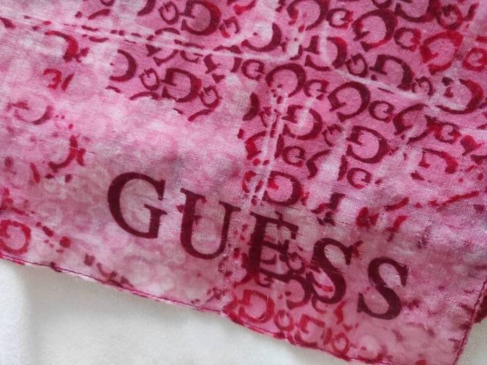 Guess scarf