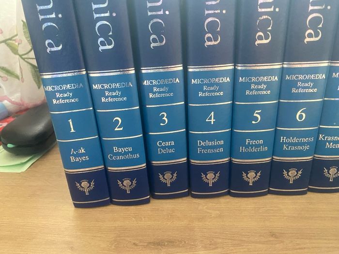 Britannica micro/macropaedia knowledge in depth books