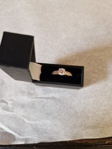 9ct Gold Ring with Beautiful Setting