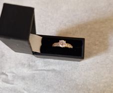 9ct Gold Ring with Beautiful Setting